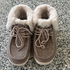 Hey Dude Cozy Fur-Lined Brown Shoes - size 7